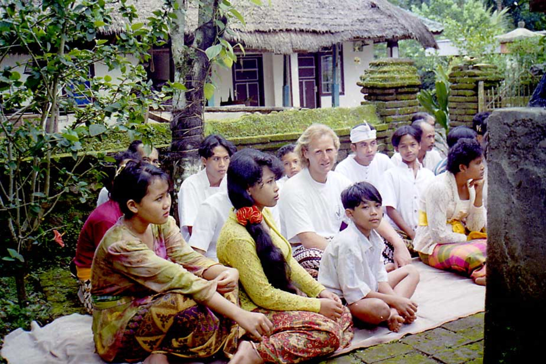 Bali rituelen in de familie tuin
